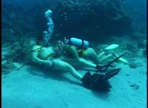 Девушка делает минет в акваланге под водой